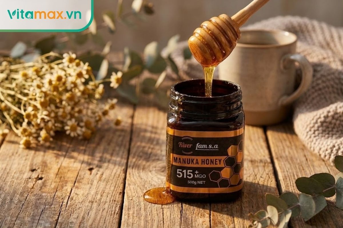 Hũ mật ong Manuka cao cấp với kết cấu sánh đặc trên thìa gỗ, hỗ trợ giảm ho và đau họng.