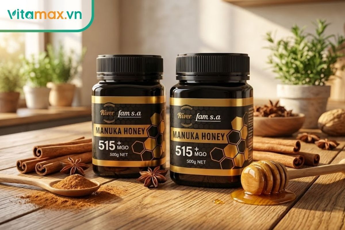 Hai hũ mật ong Manuka River fam s.a 515+ MGO (như trong image_0.png) đặt cạnh các thanh quế khô và bột quế trên bàn gỗ, minh họa cho sự kết hợp chất lượng cao.