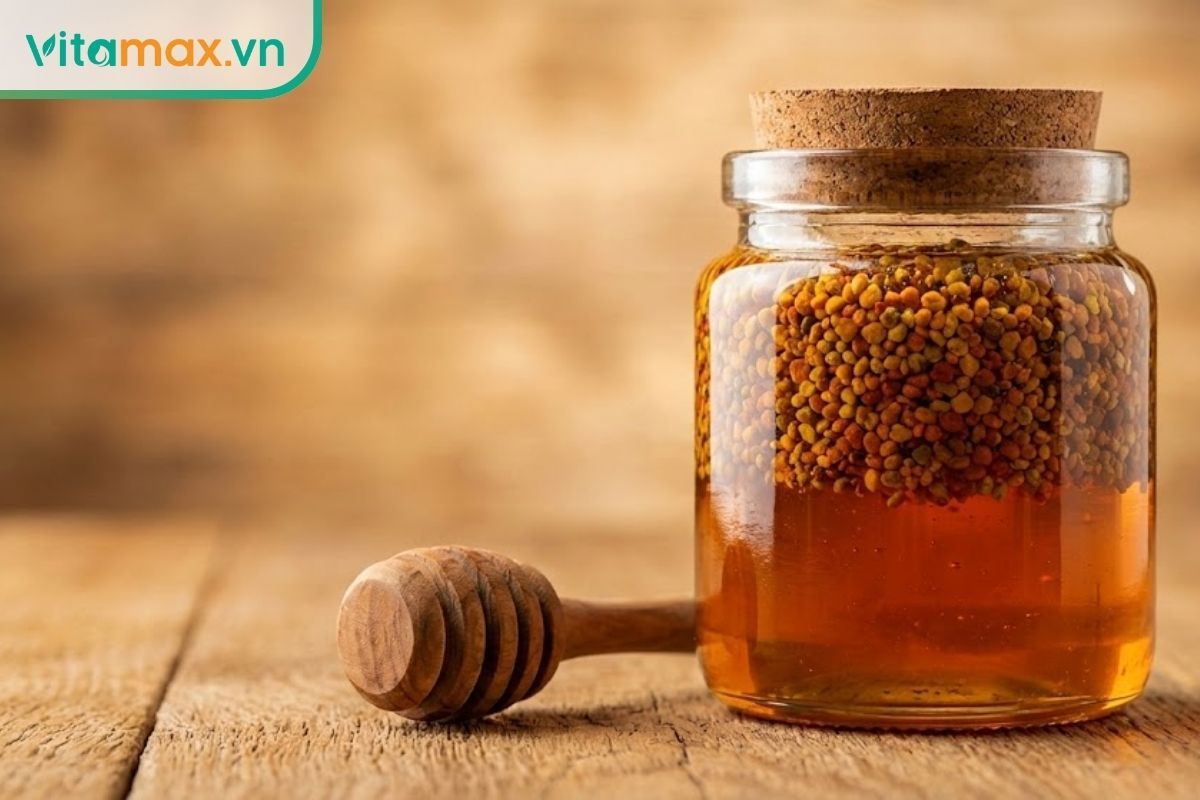 Hũ thủy tinh đựng mật ong ngâm phấn hoa vàng óng, sánh mịn, thể hiện chất lượng dinh dưỡng cao từ thiên nhiên.