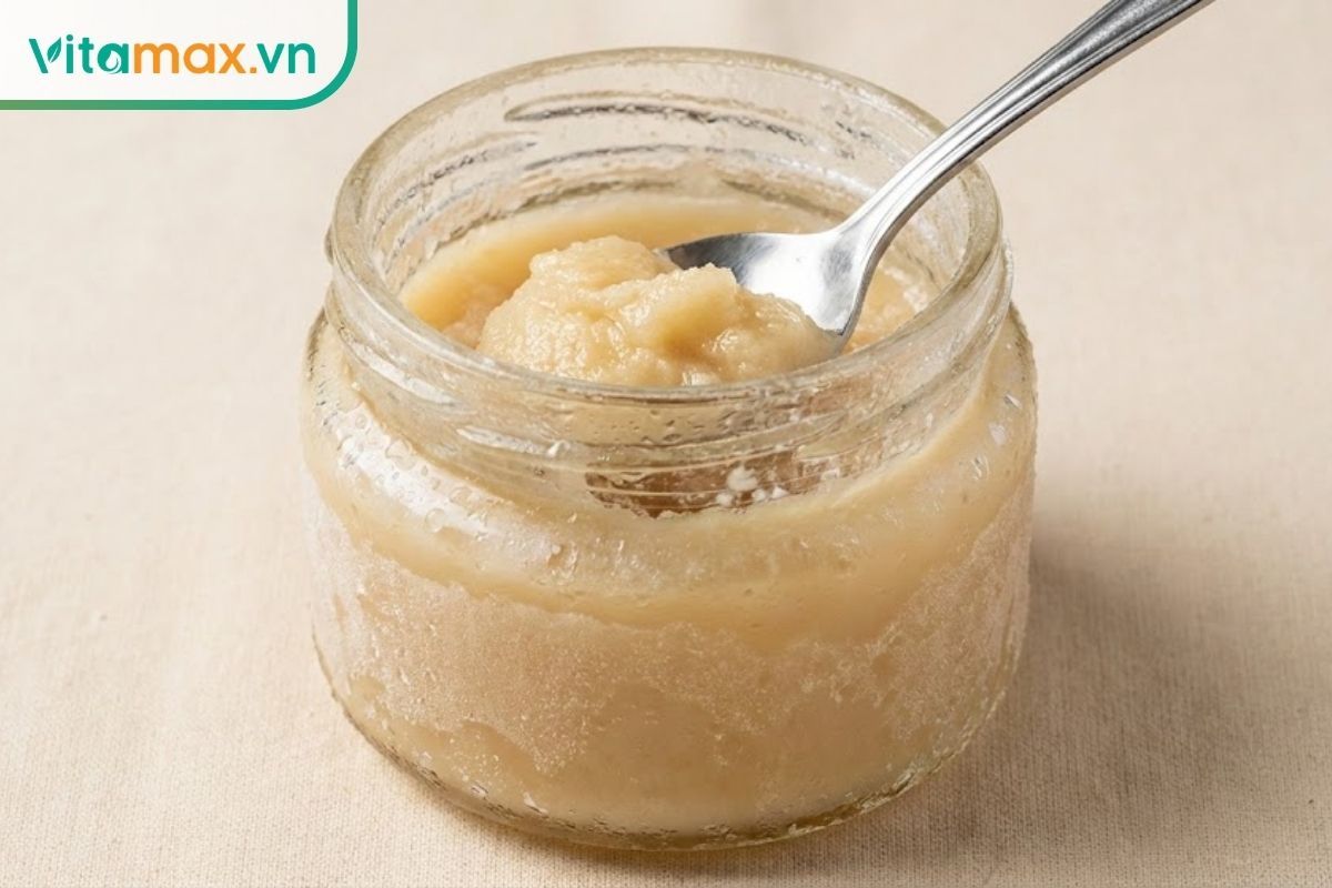 Hũ mật ong sau khi để lạnh trở nên dẻo quánh và kết tinh mịn tự nhiên.