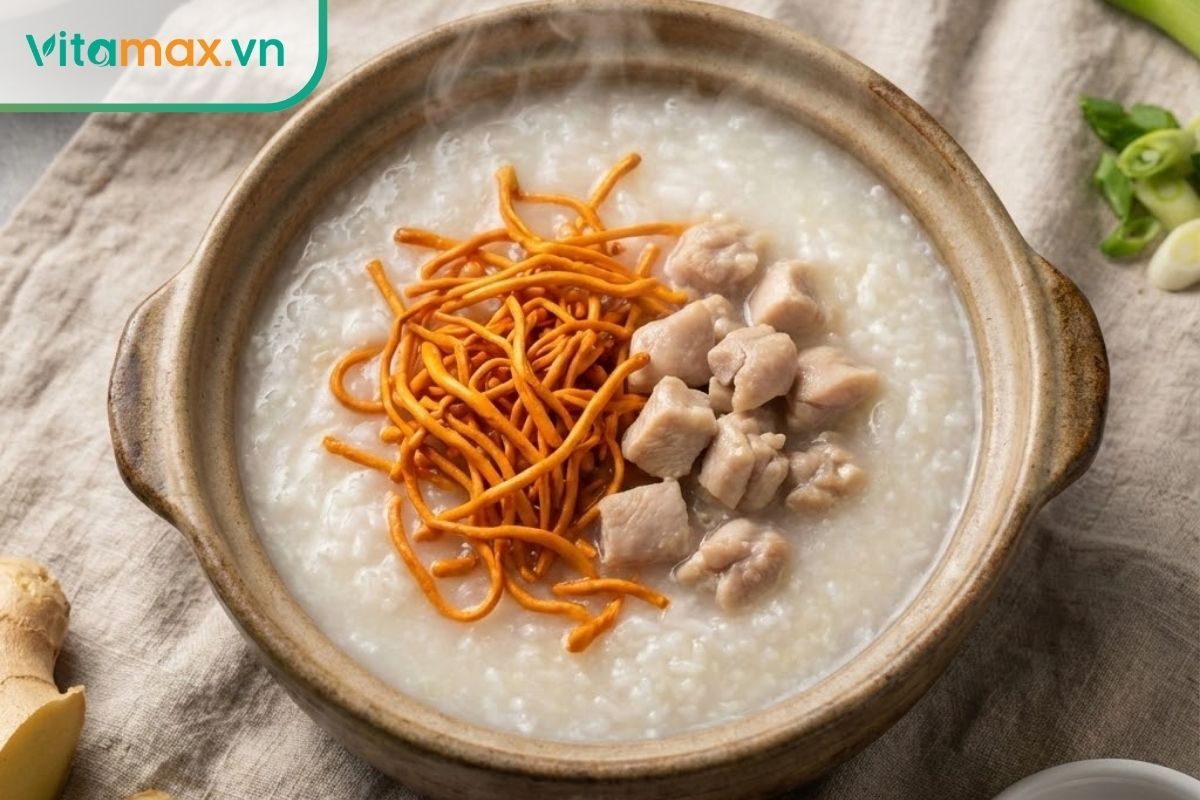 Bát cháo gạo lứt nấu với đông trùng hạ thảo và thịt nạc, trang trí nhẹ nhàng, không dầu mỡ.
