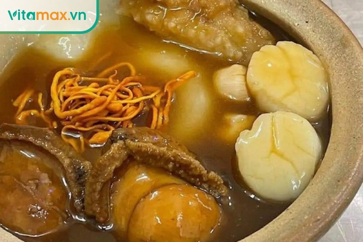 Bát súp bào ngư nóng hổi, sánh mịn với điểm nhấn là sợi đông trùng hạ thảo tươi bên trên.