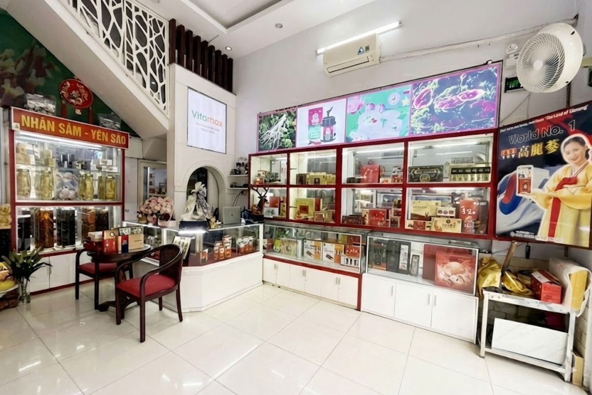 Không gian trưng bày sản phẩm chăm sóc sức khỏe và mật ong Manuka tại cửa hàng Vitamax.