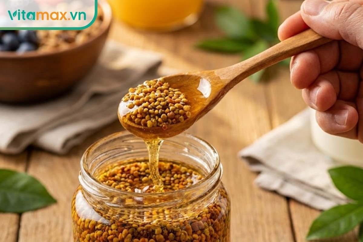 Một thìa gỗ đầy mật ong ngâm phấn hoa thơm ngon chuẩn bị được sử dụng, gợi ý về sức khỏe và sự tươi mới.