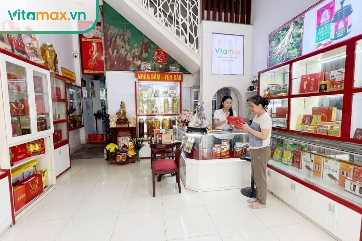 Dược sĩ tại Vitamax đang tư vấn sản phẩm nhộng trùng thảo chính hãng cho khách hàng tại quầy.