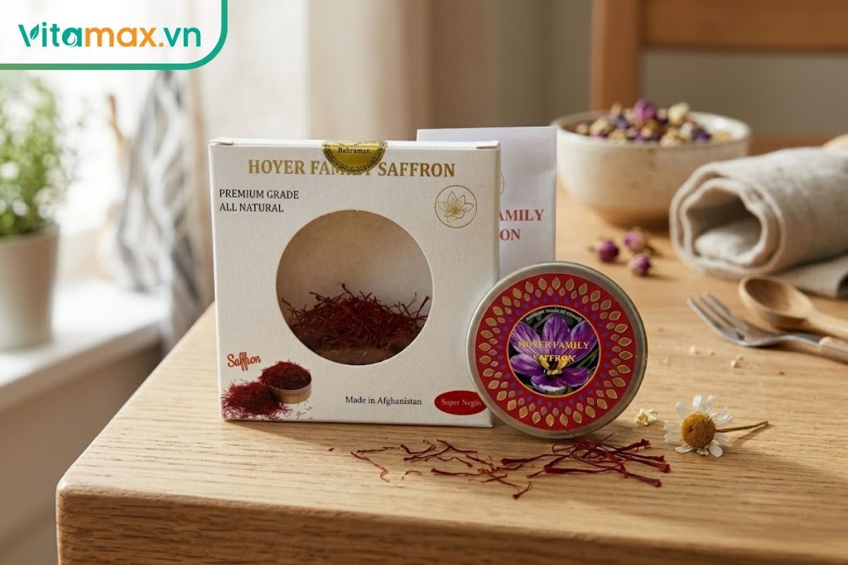 Một lọ thủy tinh nhỏ gọn gàng chứa đầy những sợi nhụy hoa nghệ tây nguyên bản màu đỏ đậm, đặt trên mặt bàn gỗ thanh lịch cạnh một vài bông hoa khô mộc mạc.