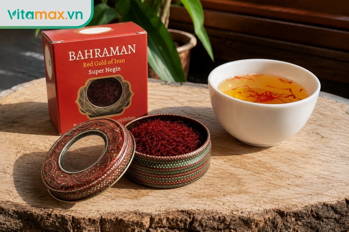 hộp thiếc  chứa những sợi nhụy hoa nghệ tây nguyên chất màu đỏ thẫm đặt cạnh tách trà nóng, thể hiện sản phẩm nhập khẩu chất lượng cao.