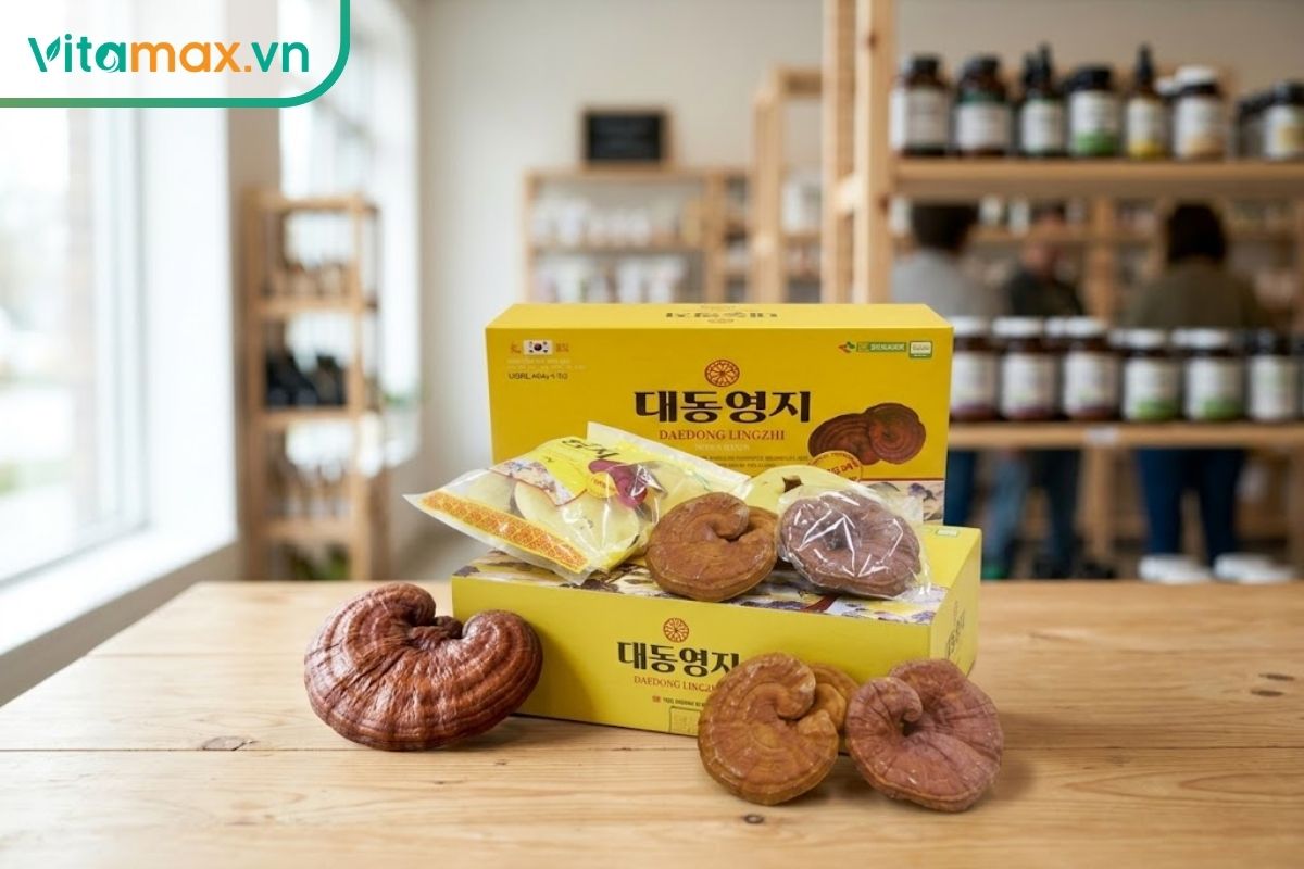 Hộp bao bì sản phẩm nấm linh chi nguyên tai cao cấp đặt cạnh tai nấm linh chi thật trên kệ gỗ.