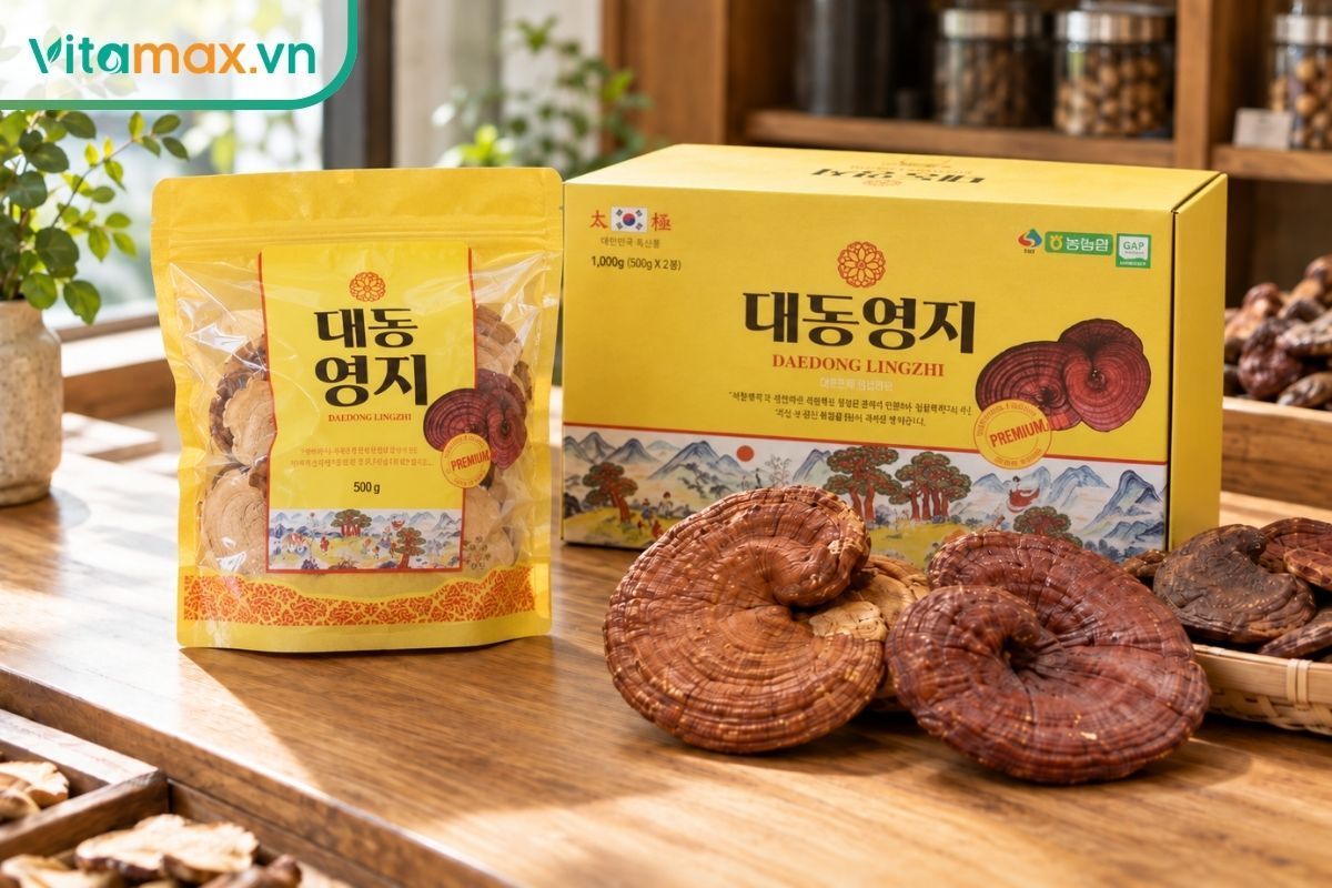 Hai sản phẩm nấm linh chi Hàn Quốc Kana Nongsan và Daedong loại 1kg được đặt cạnh nhau để người mua nhận diện bao bì và quy cách đóng gói.