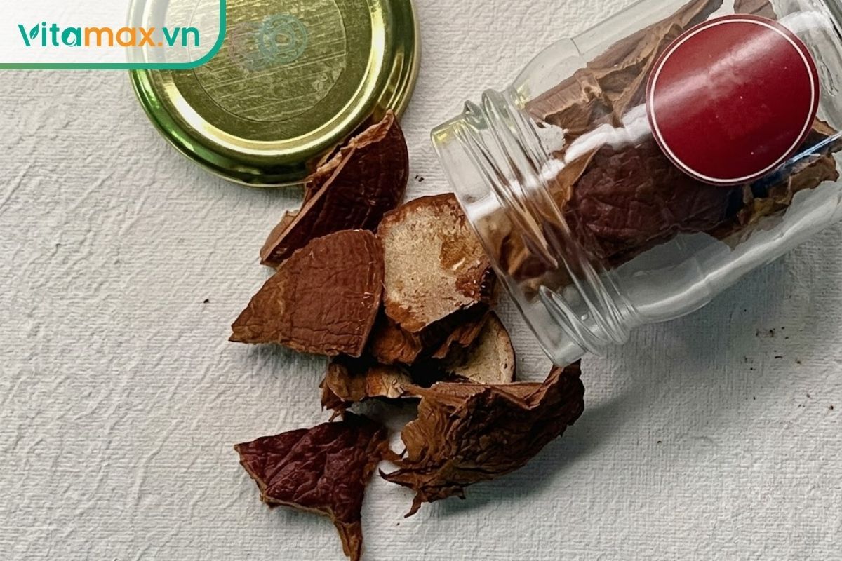 Hũ thủy tinh mở nắp chứa các lát nấm linh chi khô trên mặt bàn, minh họa tình trạng bao bì không được đóng kín.