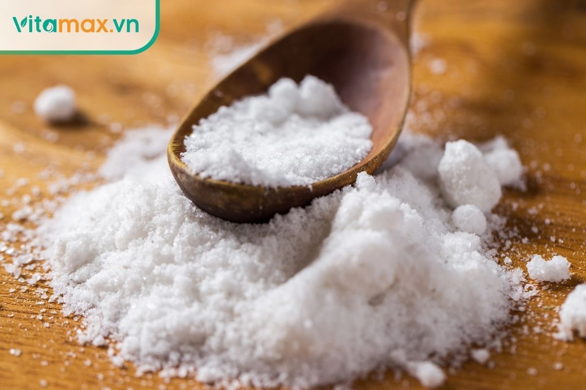 Nạp quá nhiều muối làm tăng huyết áp, giữ nước và gia tăng áp lực lên thận.