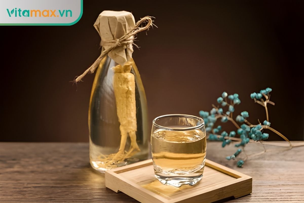 củ nhân sâm Hàn Quốc tươi đặt cạnh bình rượu ngâm truyền thống