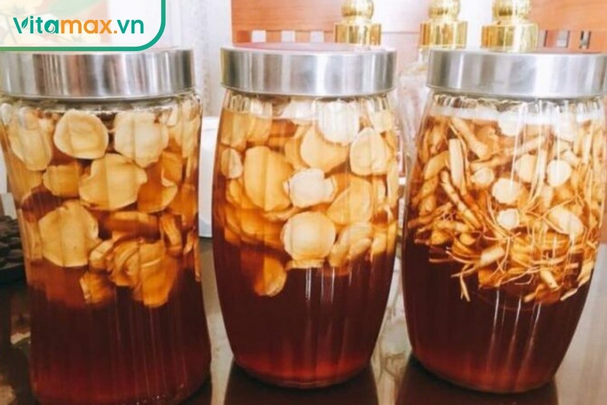 lát sâm tươi Hàn Quốc được ngâm trong mật ong nguyên chất trong hũ thủy tin