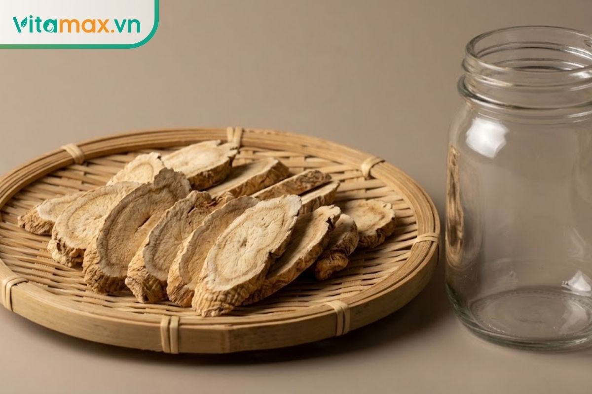 Các lát sâm tươi đã được thái mỏng và hong khô bề mặt trên khay tre, sẵn sàng để ngâm.