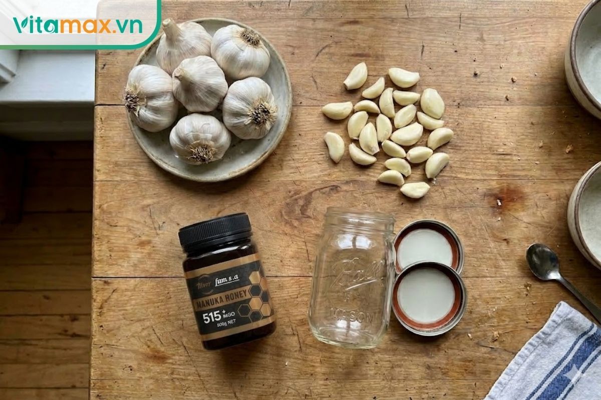 Chuẩn bị nguyên liệu làm tỏi ngâm mật ong trị ho gồm tỏi già, khô và mật ong nguyên chất.