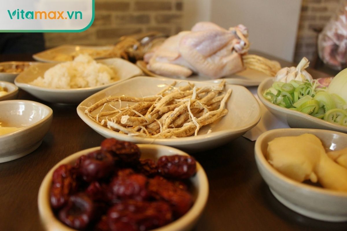 Nguyên liệu tươi ngon để nấu canh gà hầm sâm, bao gồm gà ta và nhân sâm tươi Hàn Quốc.
