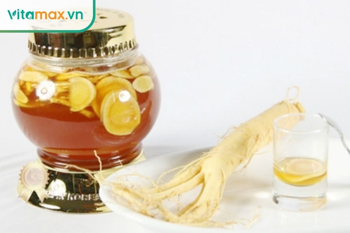 guyên liệu ngâm rượu nhân sâm Hàn Quốc gồm sâm tươi, rượu và bình thủy tinh.