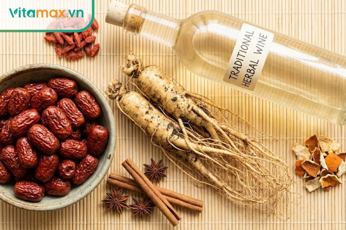 Bộ nguyên liệu gồm nhân sâm tươi, táo đỏ khô và rượu nếp trắng để ngâm rượu.