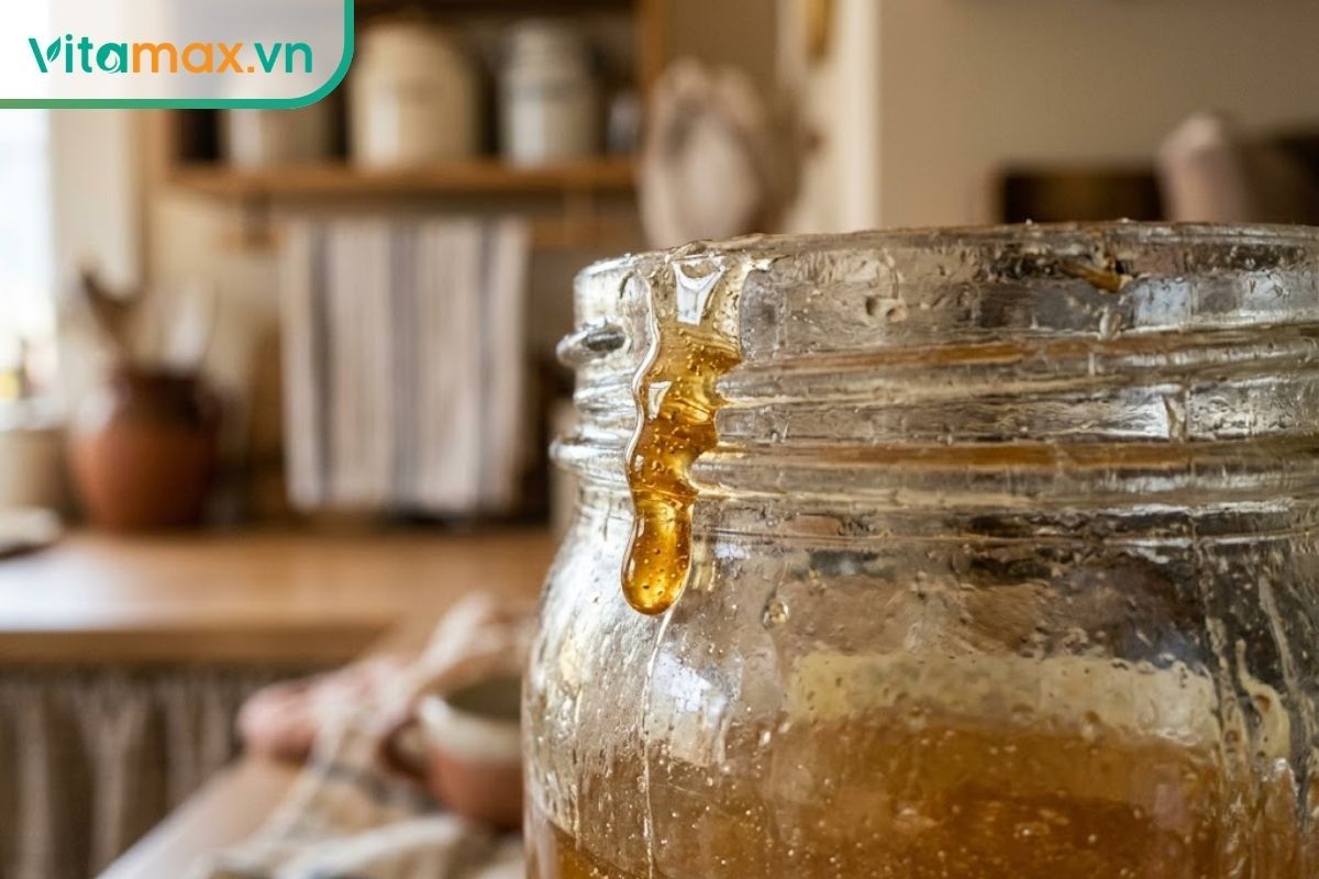 Nguyên nhân chính khiến mật ong bị kiến bu là do những giọt mật đọng ở ren nắp.