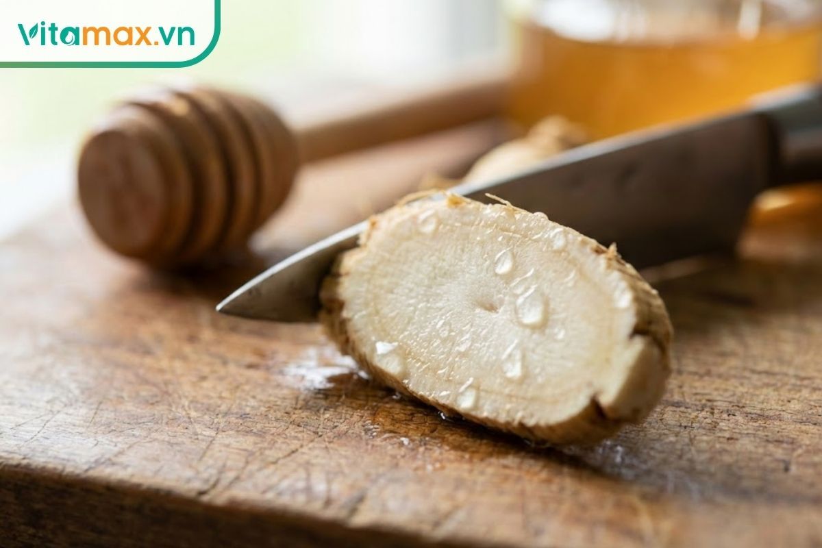 Củ sâm tươi đang được thái lát trên thớt gỗ, lộ rõ độ ẩm và các giọt nước trên bề mặt lát cắt.