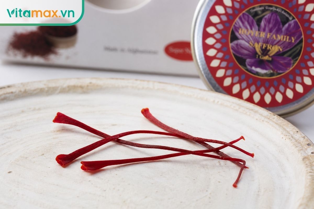 Cận cảnh cấu trúc sợi saffron chính hãng với phần đầu loe to và màu đỏ sẫm. Mẹ bầu cần chọn đúng saffron thật để đảm bảo an toàn.