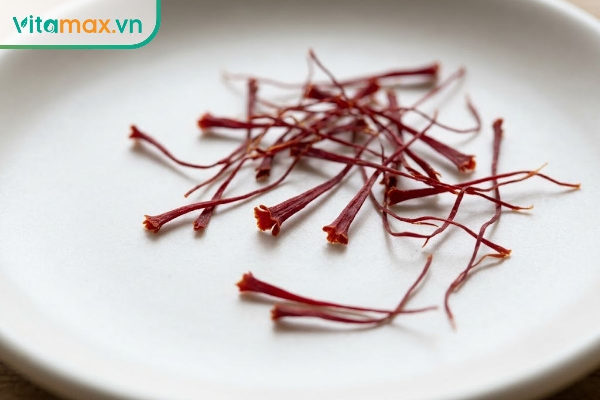Cận cảnh siêu vi mô các sợi nhụy hoa nghệ tây chất lượng cao, sợi màu đỏ thẫm, khô ráo, phần đầu loe to tự nhiên không bị dính vào nhau.