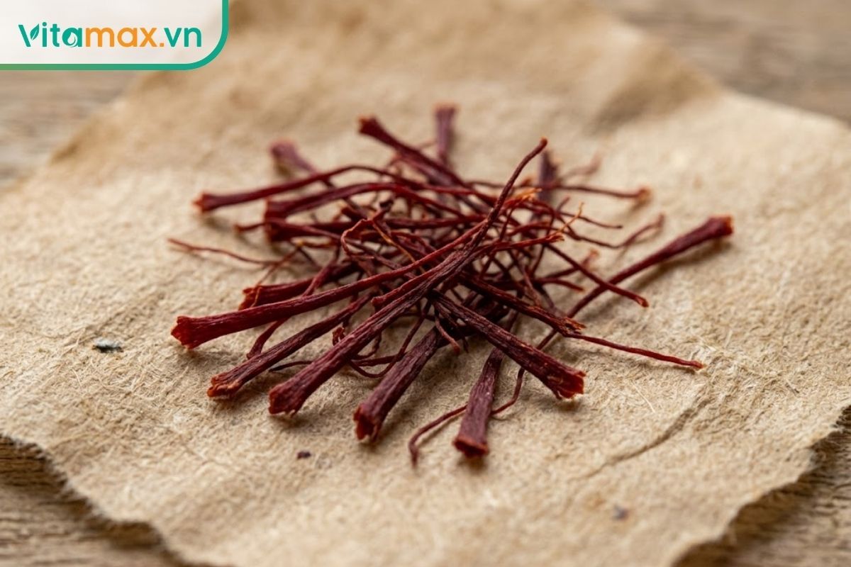 Cận cảnh sợi saffron chuẩn chất lượng với màu đỏ sẫm tự nhiên, sợi dài nguyên vẹn không bị vụn nát.
