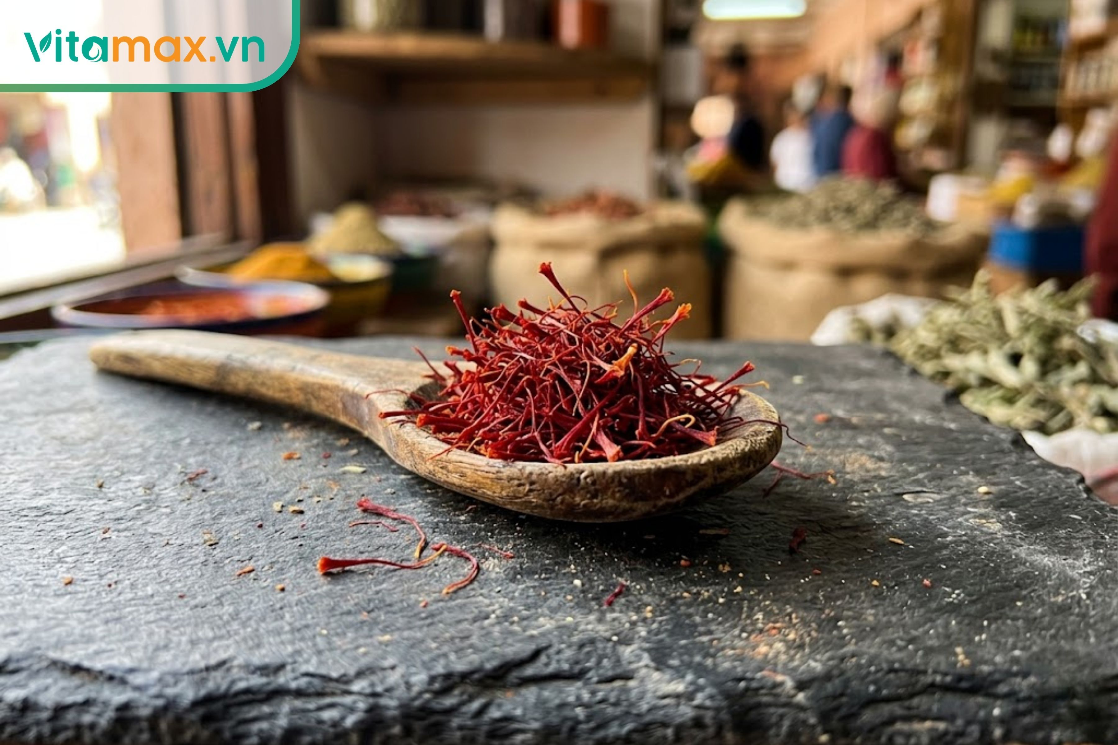 Cận cảnh những sợi nhụy hoa nghệ tây saffron màu đỏ cam đặc trưng được thu hoạch thủ công.