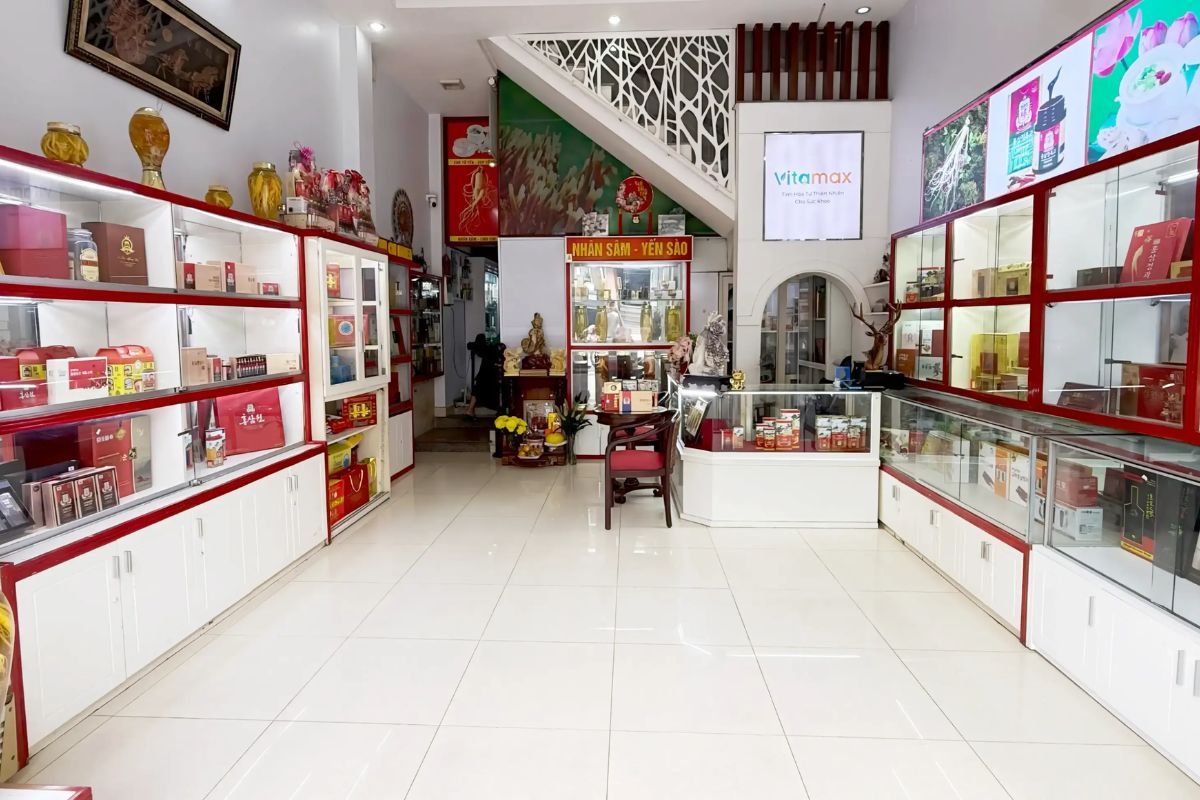 Không gian bên trong cửa hàng Vitamax với các kệ trưng bày ngăn nắp nhiều loại sâm, yến và thực phẩm chức năng.