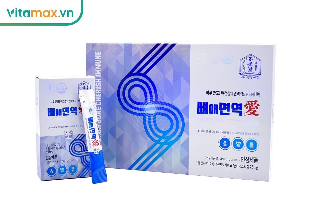 Hộp và gói stick Nước bạch sâm bổ xương khớp Daedong Cherish Bone Cherish Immune trên nền trắng.
