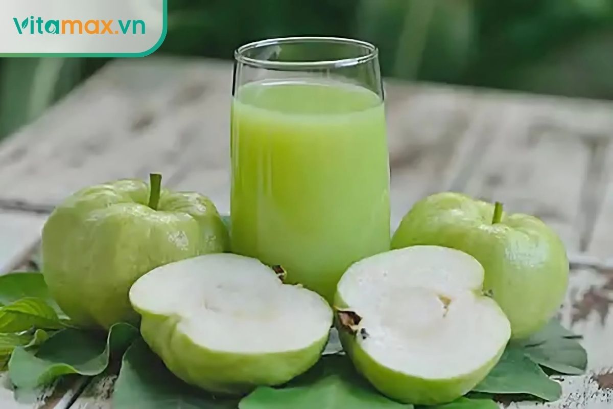Một ly nước ép ổi tươi mát, giàu vitamin C, là thức uống tự nhiên tuyệt vời giúp tăng cường sức đề kháng.