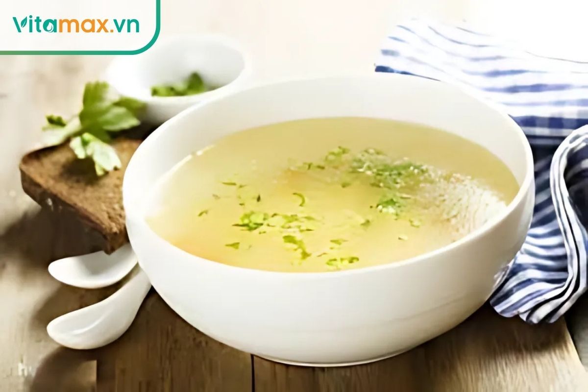 Một bát nước hầm xương nóng hổi, giàu collagen, giúp củng cố niêm mạc ruột và hệ miễn dịch khỏe mạnh.