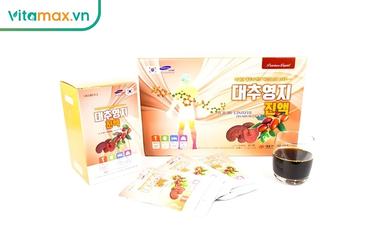 Hộp Nước linh chi táo đỏ Daedong Premium cùng các gói uống và cốc nước linh chi màu nâu đậm