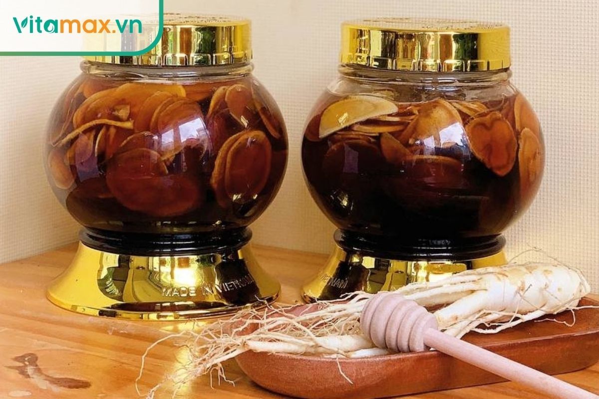 lát hồng sâm khô ngâm mật ong trong hũ thủy tinh giúp bảo quản lâu và tăng dược tính