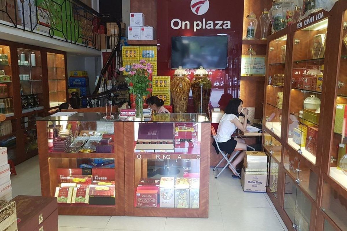 Không gian showroom Onplaza Việt Pháp với quầy tư vấn và tủ trưng bày nhân sâm, dược liệu