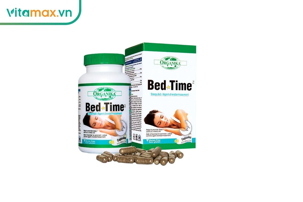 Lọ và hộp Organika BedTime màu trắng xanh đặt cùng các viên nang, sản phẩm hỗ trợ thư giãn và giấc ngủ