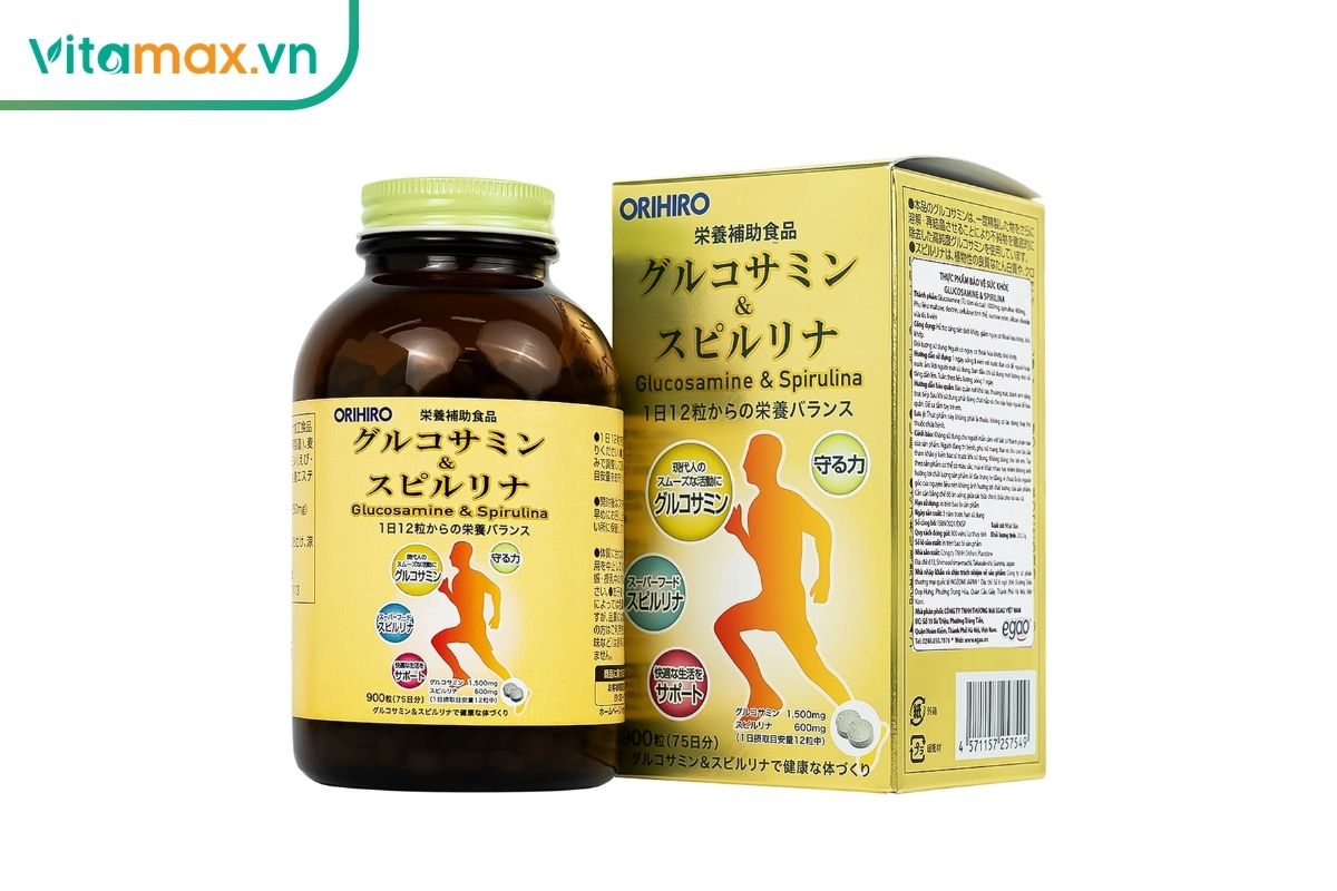 Lọ và hộp Orihiro Glucosamine & Spirulina 900 viên màu vàng, bao bì Nhật Bản với chai nâu và nắp xanh nhạt.