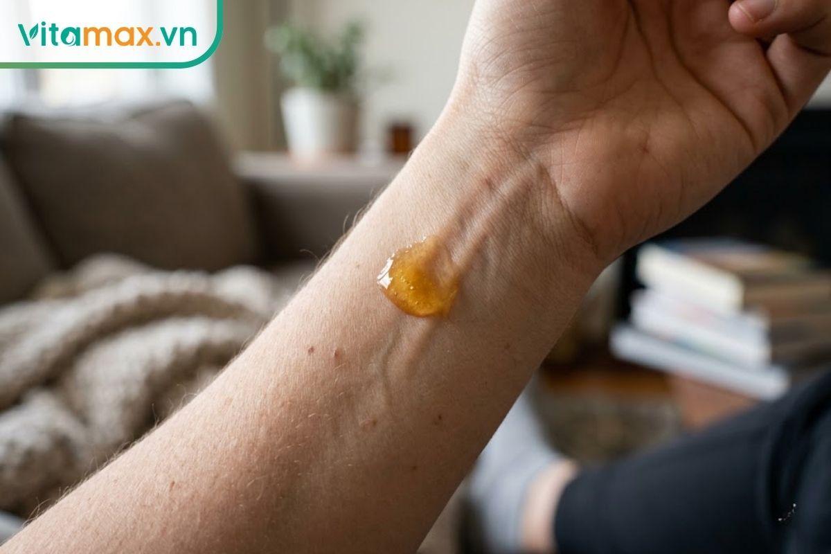 Thử nghiệm một lượng nhỏ mặt nạ mật ong trị mụn lên vùng da trong cổ tay (patch test) để kiểm tra kích ứng trước khi dùng.