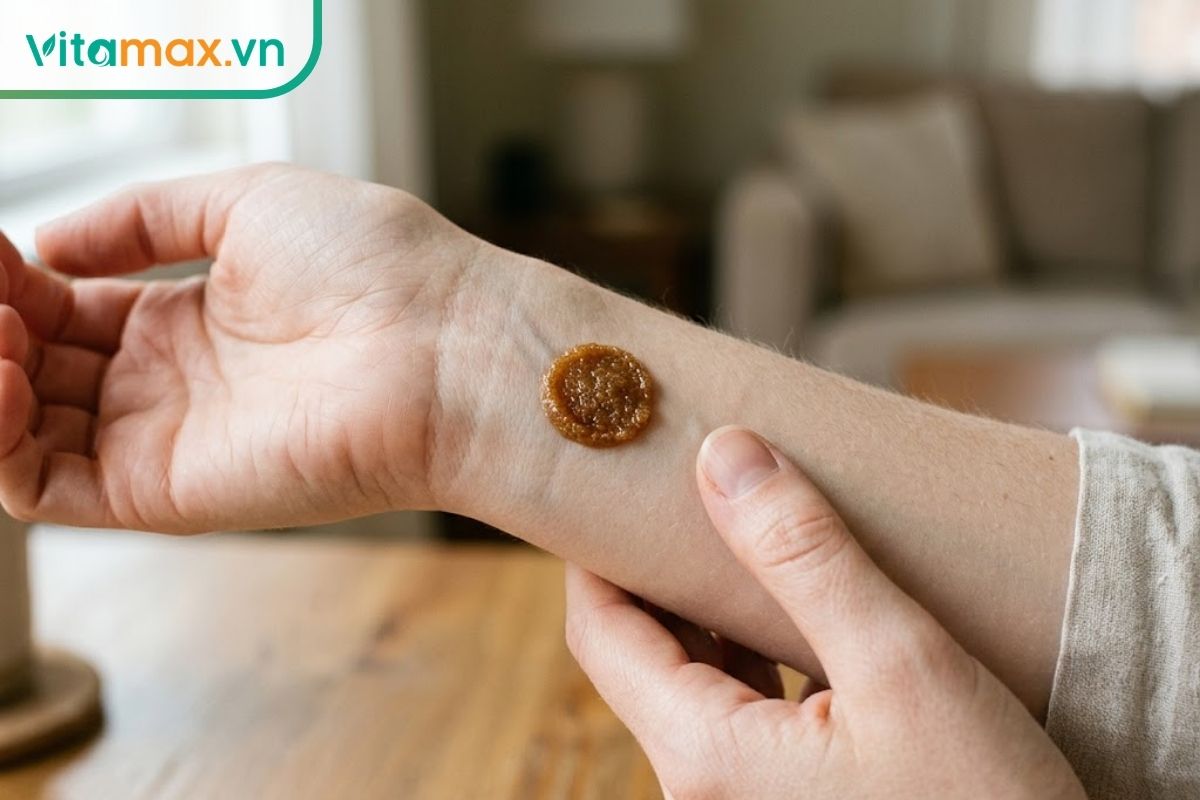 Chụp cận cảnh vùng da ở mặt trong cổ tay phụ nữ, có thoa một đốm nhỏ hỗn hợp mặt nạ nhân sâm mật ong để kiểm tra độ kích ứng trước khi dùng lên mặt.