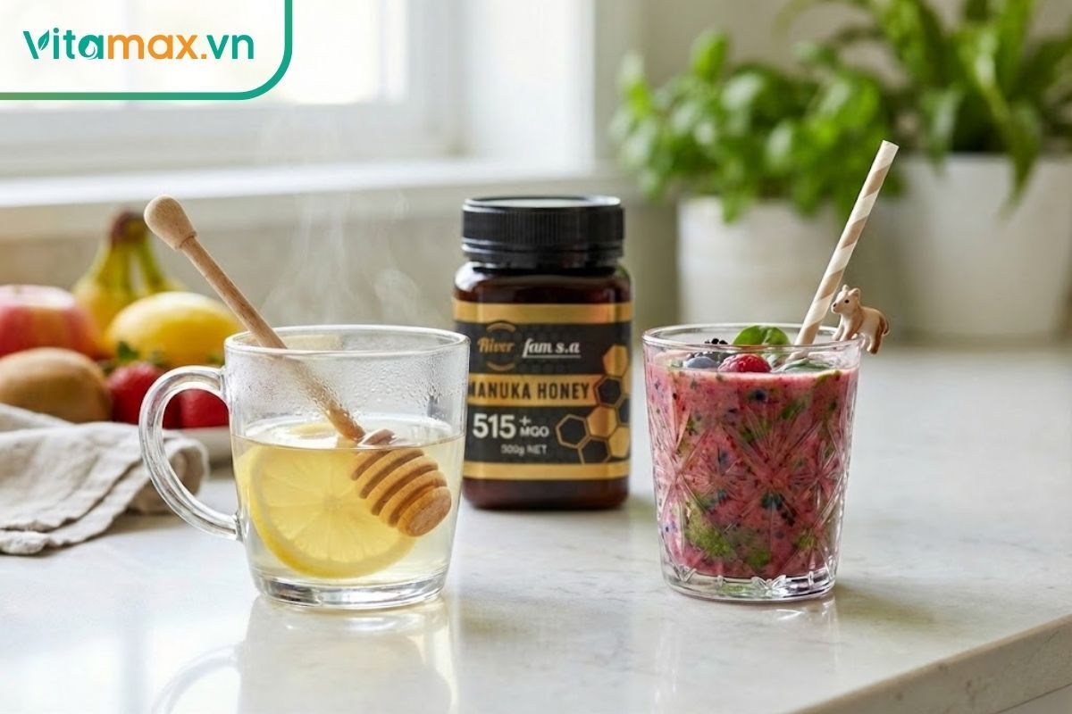 Ly nước ấm pha mật ong Manuka và sinh tố trái cây giúp trẻ dễ uống và hấp thu tốt.