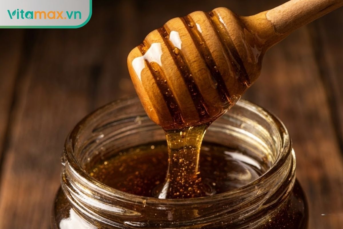 Mật ong Manuka thật có độ sánh đặc, màu nâu đậm và chảy chậm trên thìa gỗ.
