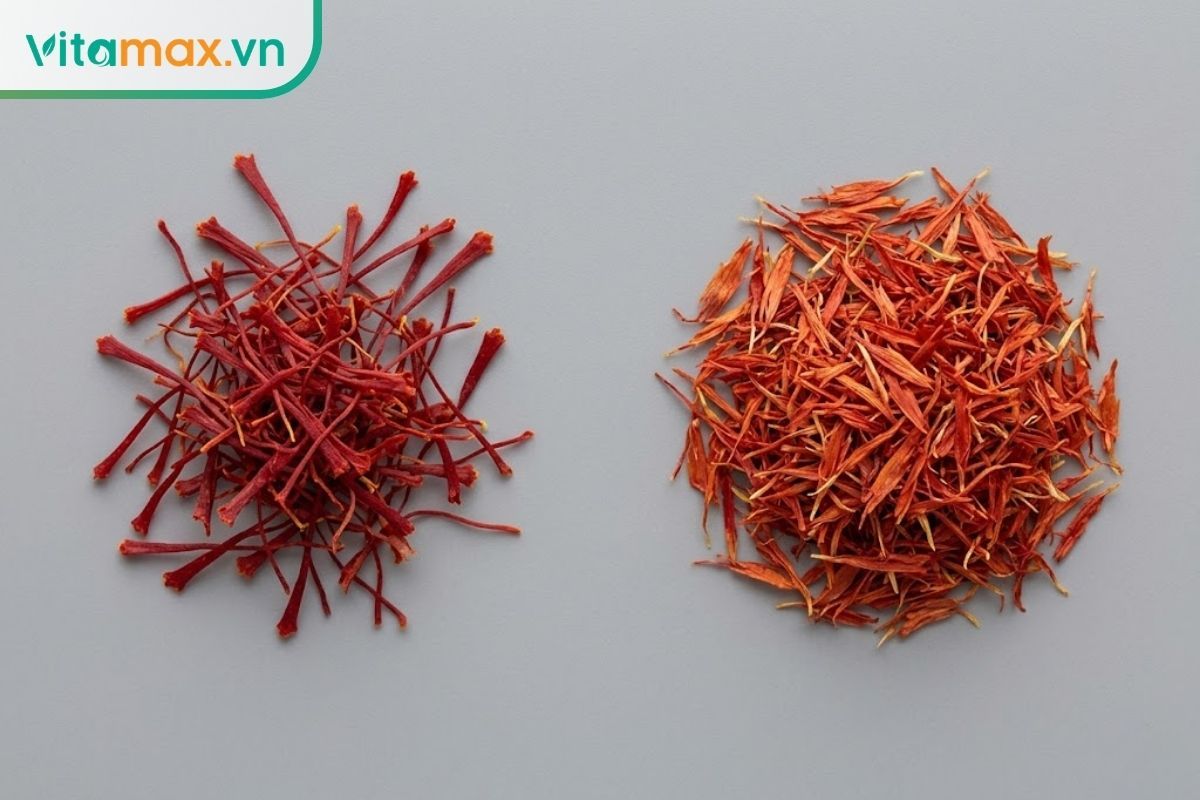 Hình ảnh so sánh đặt cạnh nhau giữa nhụy hoa nghệ tây thật có hình kèn và hoa rum khô có dạng sợi mảnh dài để phân biệt.