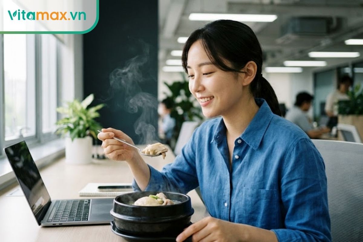 Nhân viên văn phòng đang thưởng thức bát gà hầm sâm nóng hổi để giảm căng thẳng