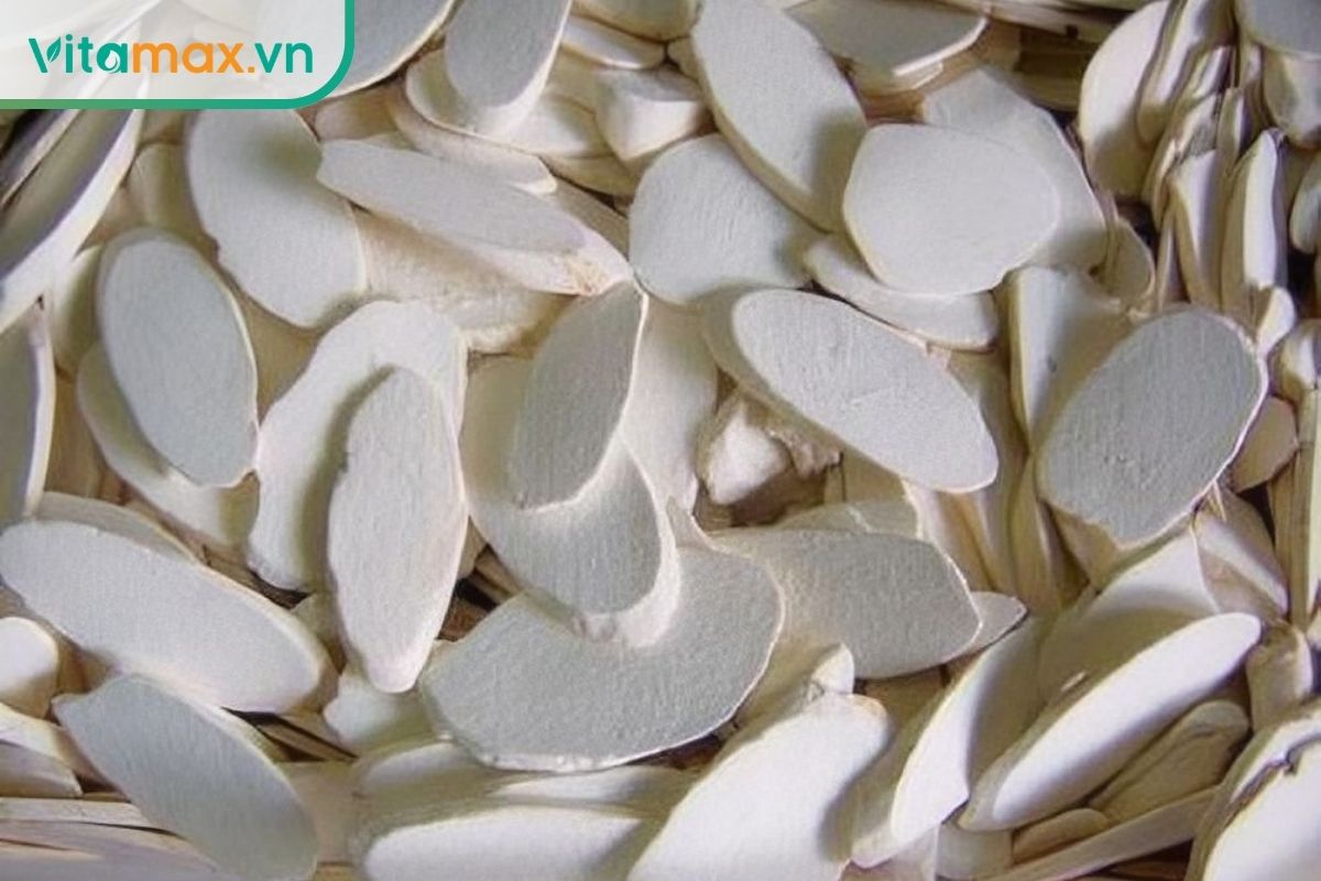 Các lát phục linh khô màu trắng ngà được thái mỏng và xếp chồng, thể hiện rõ bề mặt xốp và kết cấu của dược liệu.