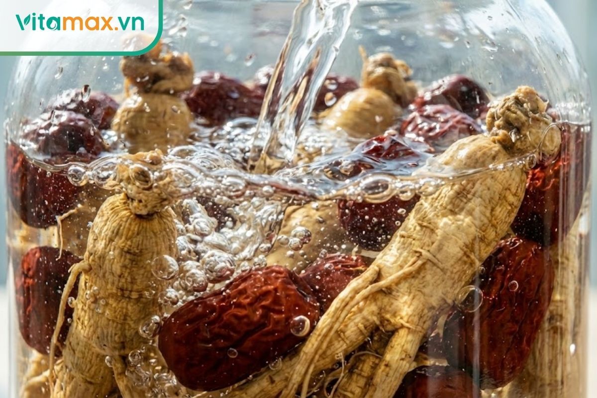 Hình ảnh dòng rượu trắng trong vắt đang được rót ngập bình chứa sâm và táo đỏ.