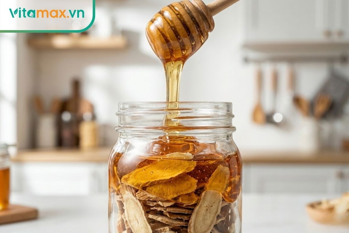 quy trình rót mật ong nguyên chất vào bình chứa sâm khô thái lát đúng kỹ thuật