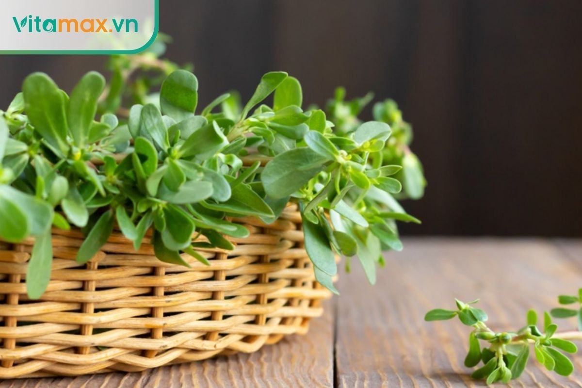 Rau sam cung cấp omega-3 và flavonoid giúp dưỡng ẩm, chống oxy hóa và làm mềm mịn da