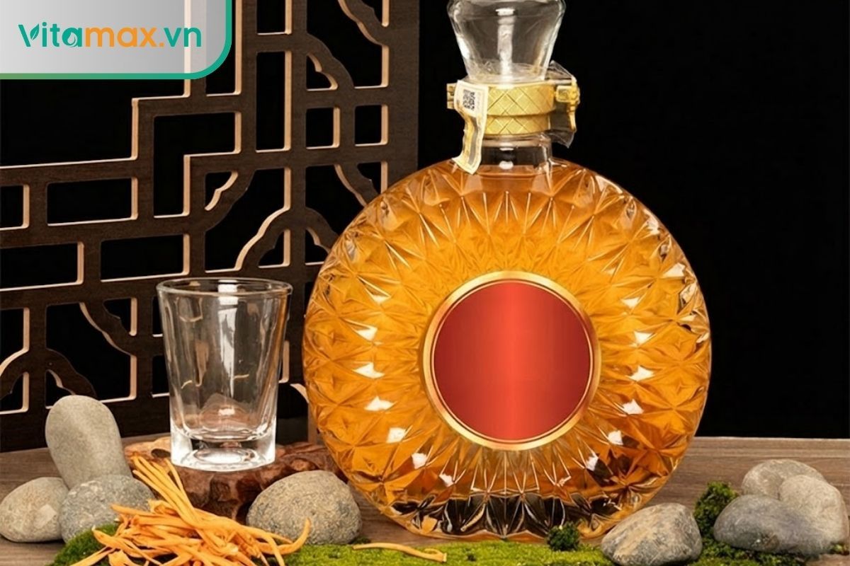 Bình rượu đông trùng hạ thảo bằng thủy tinh trong suốt, nước rượu màu vàng hổ phách với các sợi đông trùng hạ thảo nằm ở ngoài