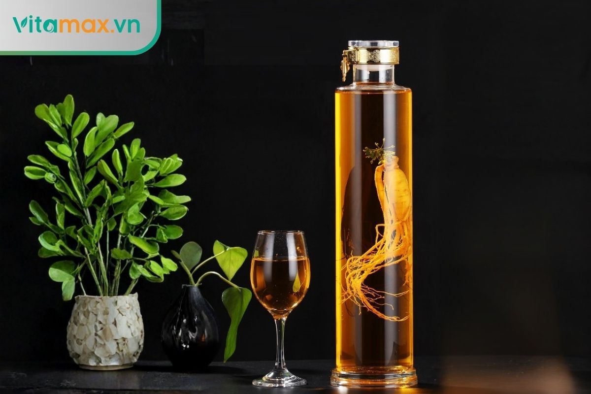 bình thủy tinh chứa hồng sâm Hàn Quốc ngâm rượu màu hổ phách