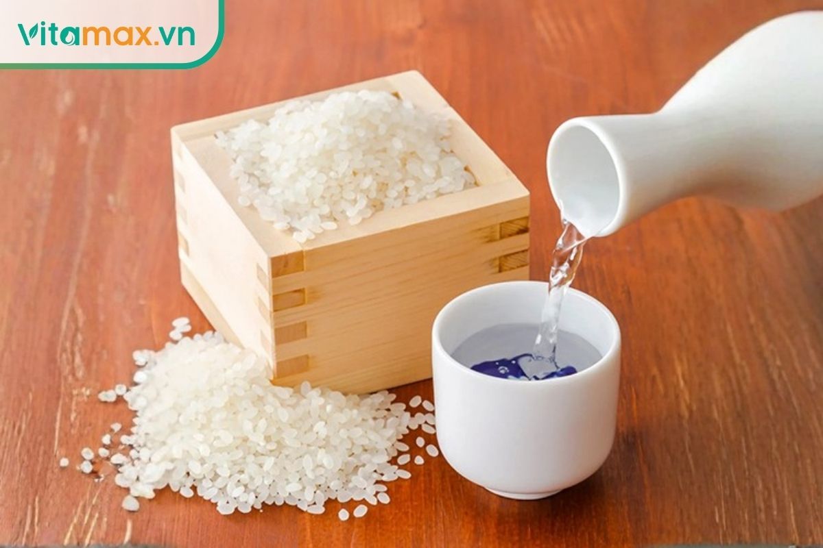 “rượu nếp trắng được rót vào chén, phù hợp để ngâm nhân sâm ở nồng độ 40–45 độ